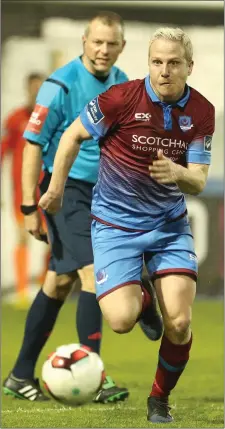  ??  ?? Sean Thornton sets up a Drogheda attack as ref Matthews looks on.