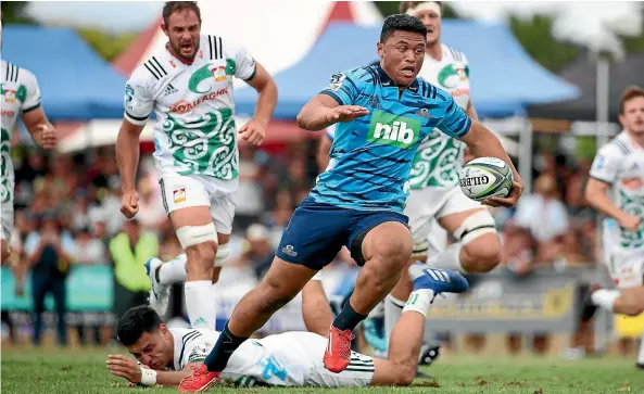  ?? GETTY IMAGES ?? Caleb Clarke races through to score one of his three tries for the Blues against the Chiefs in Kaikohe yesterday.