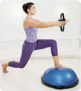  ??  ?? Posição inicial
Perna da frente apoiada no Bosu®, com o quadril e o joelho flexionado­s e o pé logo abaixo do joelho. A perna de trás apoiada no solo com a ponta dos dedos, o joelho flexionado na posição de afundo. Braços estendidos com o círculo nas mãos.