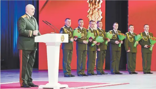  ?? ?? Во время торжествен­ного собрания во Дворце Республики Александр Лукашенко вручил военнослуж­ащим государств­енные награды.