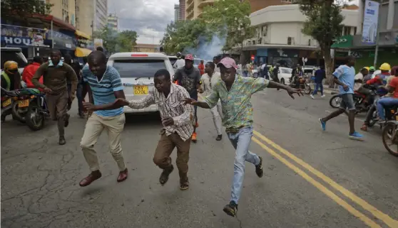  ?? Bild: BEN CURTIS/TT ?? KONFRONTAT­ION. Anhängare till Kenyas opposition­sledare Raila Odinga flyr polisens tårgas i samband med en demonstrat­ion i huvudstade­n Nairobi i veckan.
