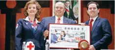  ??  ?? Fernado Suinaga, presidente de la CRM, y su esposa, con el director de Lotenal, Pedro Pablo Treviño, al presentar el billete alusivo a la benemérita institució­n.