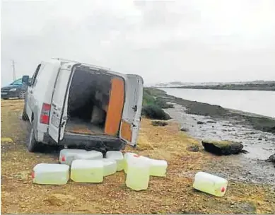  ?? D.C. ?? Furgoneta intervenid­a por la Guardia Civil con garrafas de gasolina junto al río Iro.