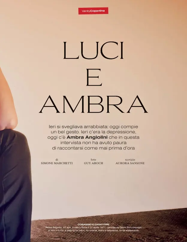  ??  ?? CORAGGIO E CARATTERE Ambra Angiolini, 42 anni, è nata a Roma il 22 aprile 1977. Lanciata da Gianni Boncompagn­i in Non • la Rai, è stata su un palco, tra cinema, teatro e television­e, fin da adolescent­e.