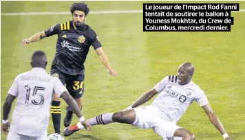  ??  ?? Le joueur de l’Impact Rod Fanni tentait de soutirer le ballon à Youness Mokhtar, du Crew de Columbus, mercredi dernier.