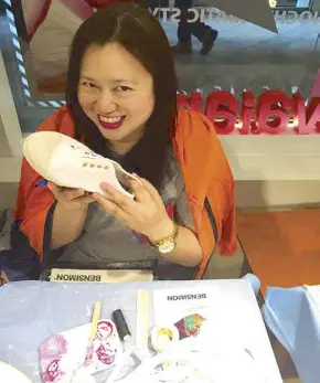  ??  ?? Columnist Leah Puyat just about to start her Bensimon masterpiec­e