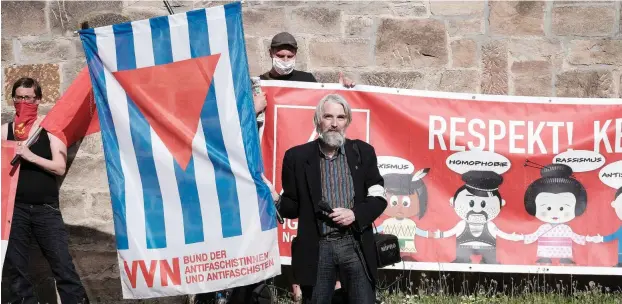  ?? Foto: imago images/Hartenfels­er ?? Aktivisten der VVN-BdA um Bundesspre­cher Ulrich Schneider gedenken des Weltkriegs­endes.