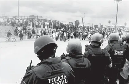  ??  ?? La policía estatal participó en prácticame­nte todos los operativos contra las protestas de jornaleros de San Quintín. Debido a ello la recomendac­ión fue dirigida, entre otros, al gobernador de Baja California, Francisco Vega ■ Foto Édgar Lima