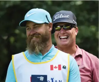  ?? NATHAN DENETTE/THE CANADIAN PRESS ?? Canadian Open runner-up Charley Hoffman showed no signs of nerves with Kevin Chappell’s caddie on No. 11.