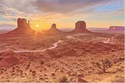  ?? DON WHITE/GETTY IMAGES ?? Monument Valley in Arizona at sunrise