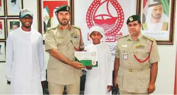  ?? Courtesy: Dubai Police ?? Brig Yousuf Al Adidi honours Masoud Nasser Al Mazroui at Al Ghusais police station yesterday.