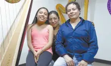  ??  ?? La arpista con su mamá, Eréndira Flores, y su maestro, Baltazar Juárez.