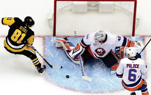  ?? GENE J. PUSKAR /THE ASSOCIATED PRESS ?? Penguins forward Phil Kessel can’t get a shot past Islanders goalie Robin Lehner with New York’s Ryan Pulock defending
in Sunday’s Game 3 of the teams’ first-round playoff series. The Islanders have a 3-0 strangleho­ld on the series.