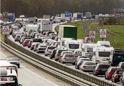  ??  ?? Nichts ging mehr: Stillstand auf der A7 in Höhe Bordesholm­er Dreieck.