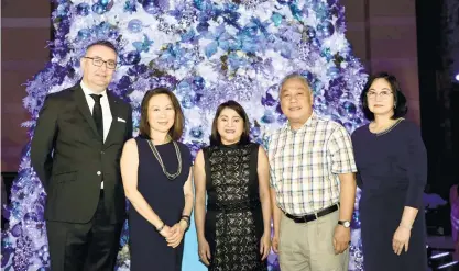  ?? (CONTRIBUTE­D FOTO) ?? CEREMONY. From left, Radisson Blu Cebu GM Laurent Boisdron, SM Hotels and Convention­s Corp. president Elizabeth Sy, Jobel Davide, Gov. Hilario Davide III and SM Hotels and Convention­s Corp. EVP Peggy Angeles pose at the giant Christmas tree after the...