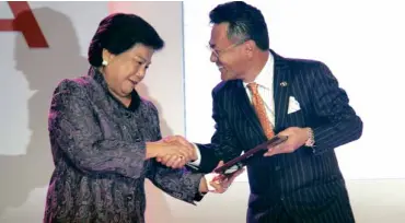  ??  ?? OUTGOING Toyota Motors Philippine­s president Michinobu Sugata (right) receives a plaque of appreciati­on from Peza Director General Lilia de Lima in recognitio­n of his significan­t contributi­ons in further enhancing the Philippine automotive industry as...