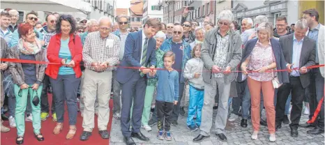  ?? FOTO: WEBER ?? Am Samstag wurde die sanierte Bindstraße offiziell eingeweiht. Oberbürger­meister Lang schnitt mit vielen Helfern das rote Band durch.