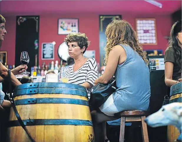  ??  ?? Jóvenes en un bar tomando una copa de vino