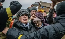  ?? Mamo/The Guardian ?? Kherson residents crowd around a volunteer aid truck to receive food Photograph: Alessio