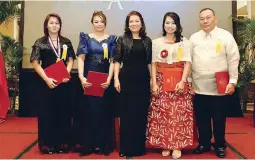  ??  ?? JUDICIAL EXCELLENCE – Chief Justice Maria Lourdes P. A. Sereno (center) poses with the winners of the2015 Search for Outstandin­g Judges and Clerks of Court during awarding ceremonies at the Centennial Hall of the Manila Hotel yesterday. From left:...