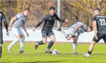  ?? FOTO: THOMAS SIEDLER ?? Der SV Neresheim (schwarz) und der SV Waldhausen trennten sich 2:2.