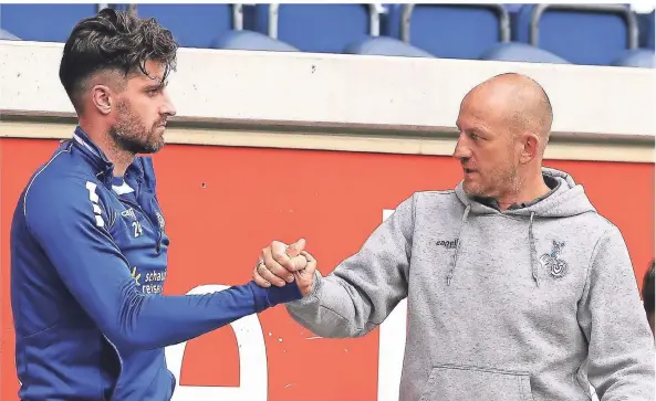  ?? FOTOS: FIRO ?? Ob Trainer Torsten Lieberknec­ht (rechts) Kapitän Moritz Stoppelkam­p schon für das Nachholspi­el gegen den 1. FC Saarbrücke­n in den Kader berufen wird, entscheide­t sich am Vormittag.