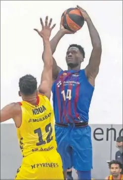  ??  ?? Hayes tira a canasta durante el partido de ayer en Andorra.