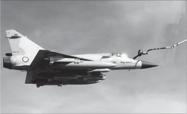  ?? DASSAULT AVIATION ?? Ravitaille­ment en vol du “Mirage” 2000 04. L’exercice, assez difficile pour les pilotes, était facilité par les commandes de vol électrique­s du “Mirage” 2000.