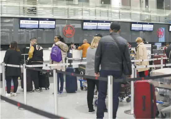  ?? PHOTO MARTIN ALARIE ?? Les clients d’Air Canada mal à l’aise à l’idée de voler sur un de ses 737 MAX 8 pouvaient changer de vol sans frais hier à Montréal.