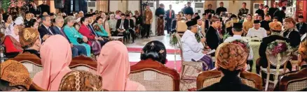  ?? ISWARA BAGUS/JAWA POS RADAR SOLO ?? UNDANGAN: Dahlan Iskan bersama istri disapa warga saat menuju Graha Saba Buana. Foto kanan, Presiden Jokowi saat menikahkan putrinya, Kahiyang Ayu, dengan Bobby Nasution di gedung Graha Saba Buana Solo kemarin.