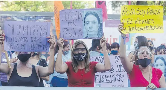  ?? Fernando Font ?? Miles de mujeres reclamaron el freno a los femicidios y cuestionar­on al Poder Judicial por “abandonar” a Paola Tacacho