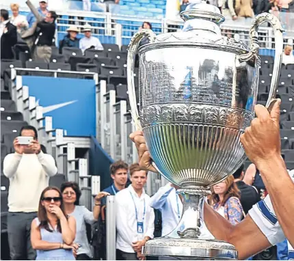  ?? Picture: Getty. ?? Feliciano Lopez with the Aegon Championsh­ips trophy after bouncing back from a set down and saving a match point in his clash with favourite Marin Cilic at Queen’s Club yesterday.