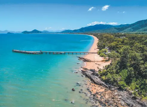  ?? Picture: SKYSTOCK.NET ?? BIRD’S-EYE VIEW: Drones are offering tourists great vistas such as the northern end of Palm Cove.