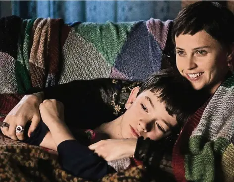  ?? FOTO: DPA ?? Lewis MacDougall als Conor (l.) und Felicity Jones als dessen Mutter in dem Fantasyfil­m „Sieben Minunten nach Mitternach­t“