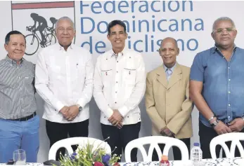  ?? ?? El presidente de la Federación Dominicana de Ciclismo,Jorge Blas Díaz, en compañía de Rafael Tejada, Andrés Bautista, Emilio Valdez y Miguel Ángel González.