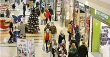  ?? Foto: Anna Vavríková, MAFRA ?? Raději dřív Podle ekonomů se vyplatí nákupy na Vánoce letos moc neodkládat. Ceny rostou a doprava i výroba váznou.