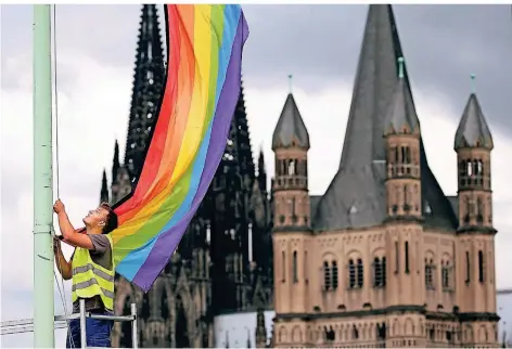  ?? FOTO: BERG/DPA ?? Eine Regenbogen­flagge vor dem Kölner Dom und Groß St. Martin – das war schon 2017 nach der Entscheidu­ng zur „Ehe für alle“zu sehen.