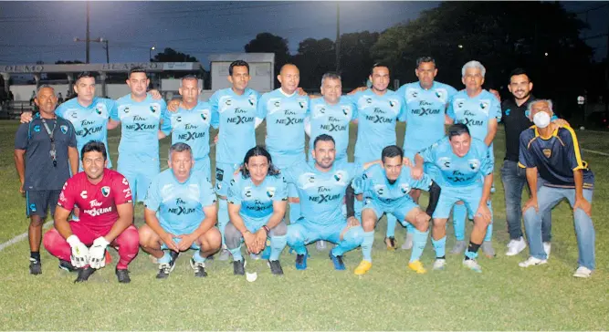  ??  ?? EL EQUIPO de las Leyendas del Tampico-Madero sostuvo un duelo de carácter amistoso frente a La Raza y empataron a cuatro goles.