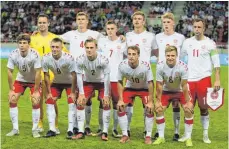  ?? FOTO: DPA ?? So kommen sie nicht mehr zusammen: Die aus Halbprofis und Futsalspie­lern bestehende dänische Nationalma­nnschaft vor dem 0:3 am Mittwoch in der Slowakei.