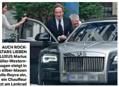  ??  ?? AUCH ROCKSTARS LIEBEN LUXUS Marius Müller-Westernhag­en steigt in den silber-blauen Rolls-Royce ein, ein Chauffeur sitzt am Lenkrad