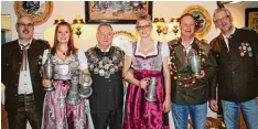  ?? Foto: Barth ?? Erfolgreic­he Nördlinger Schützen (von links): 1. Schützenme­ister Karl Heinz Barth, Pokalgewin­nerin Luise Enßlin, König Joachim Kneifl, Schützenli­esel Anna Maria Enßlin, Vizekönig Thomas Schreiber, 2. Schützenme­ister Roland Bönig.