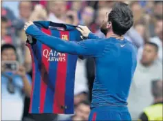  ??  ?? EN EL BERNABÉU. Messi muestra su camiseta a la grada.