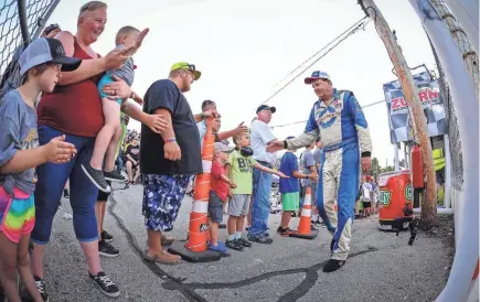  ?? DAVE KALLMANN/MILWAUKEE JOURNAL SENTINEL ?? Rich Bickle, 60, sits 25 points behind track leader Luke Fenhaus, 17, entering the Slinger Speedway championsh­ip race Sunday.