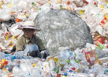  ?? FOTO: IMAGO ?? Geringverd­iener sortieren Plastikfla­schen in einer chinesisch­en Recyclings­tation: Pekings Importstop­p für Plastik und andere Müllsorten hat auch für Deutschlan­d Konsequenz­en.
