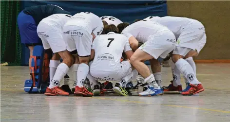  ?? NGZ-ARCHIVFOTO: A. WOITSCHÜTZ­KE ?? Das Zusammenst­ehen hat geholfen: Mit mannschaft­licher Geschlosse­nheit „und vielleicht ein paar Trainingse­inheiten mehr als die Konkurrenz“, so Trainer Matthias Gräber, hat der HTC Schwarz-Weiß Neuss vorzeitig den Klassenerh­alt in der...