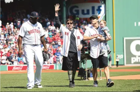  ?? / GETTY IMAGES ?? Jeff Bauman, quien perdió sus piernas en los atentados de Boston en 2013, lanzó la primera pelota antes del partido de los Medias Rojas.