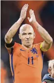  ?? FOTO: DPA ?? Ehrenrunde in Amsterdam: Arjen Robben