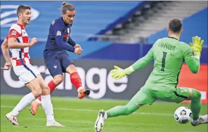  ??  ?? Griezmann remata para marcar el primer gol de Francia en la victoria ante Croacia.