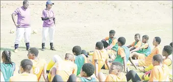  ?? (Pic: Sanele Jele) ?? Sitsebe Coach Simephi Mamba (L) and Zenzile Mpofu (R) issuing instructio­ns to the players during their training session on Thursday.