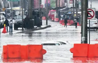  ??  ?? De acuerdo con el Sistema de Aguas de la Ciudad de México, en Iztapalapa la precipitac­ión fue de 66 litros por metro cuadrado, lo que generó problemas principalm­ente en la zona de Ignacio Zaragoza.